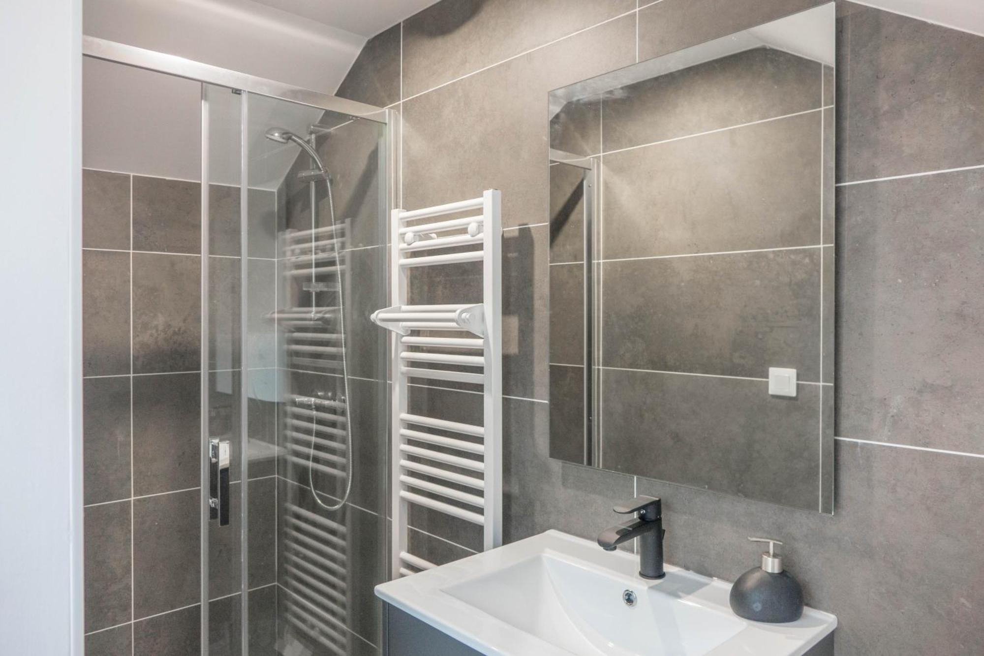 Beau Quartier Et Central, Maison Spacieuse Avec Cour, 3 Chambres, 3 Salles De Bains A 10 Min A Pied De La Gare Orleans Luaran gambar