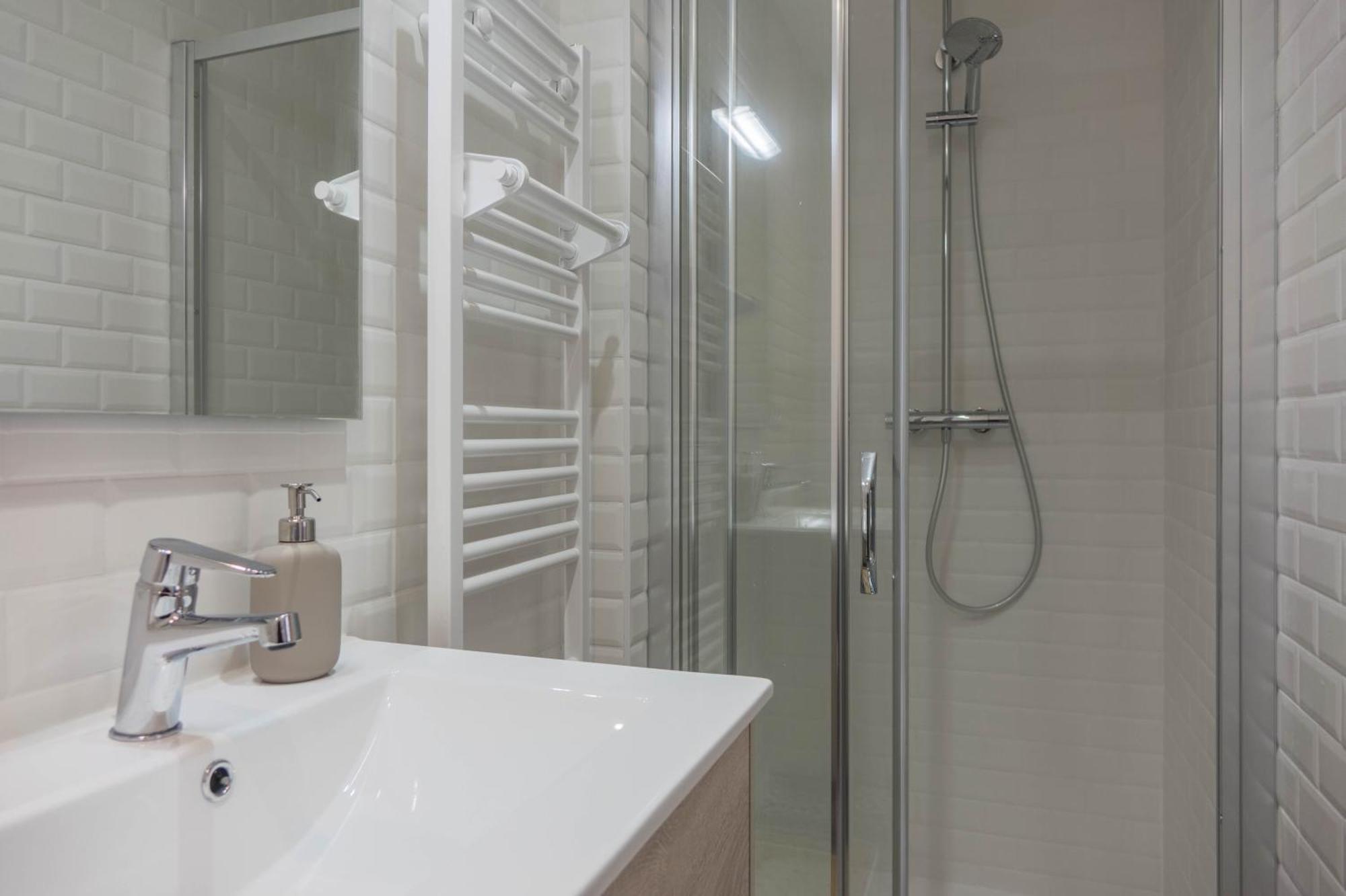 Beau Quartier Et Central, Maison Spacieuse Avec Cour, 3 Chambres, 3 Salles De Bains A 10 Min A Pied De La Gare Orleans Luaran gambar