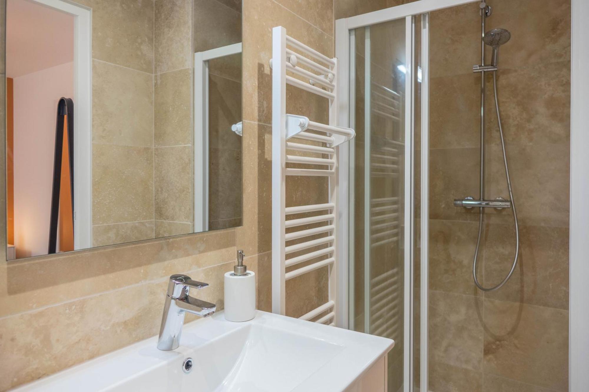 Beau Quartier Et Central, Maison Spacieuse Avec Cour, 3 Chambres, 3 Salles De Bains A 10 Min A Pied De La Gare Orleans Luaran gambar