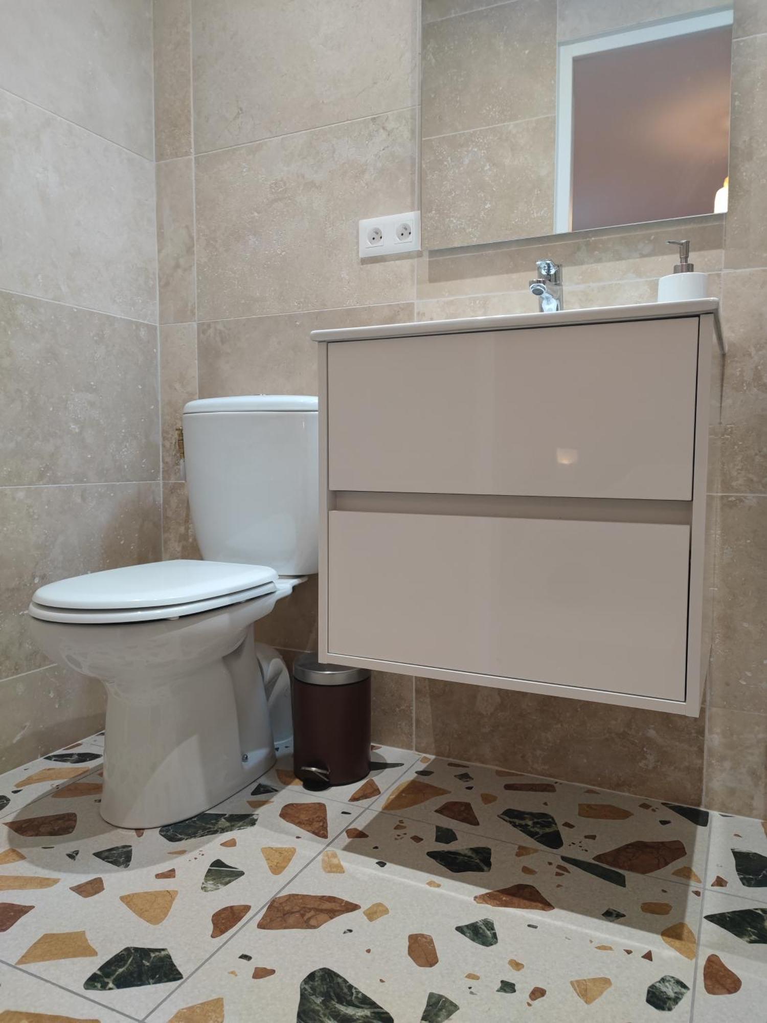 Beau Quartier Et Central, Maison Spacieuse Avec Cour, 3 Chambres, 3 Salles De Bains A 10 Min A Pied De La Gare Orleans Luaran gambar